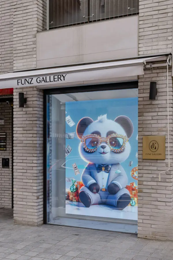 팝아트 NFT가 반기는 트렌디 갤러리 입구